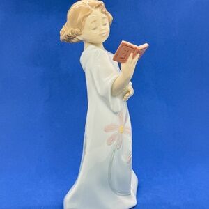 NAO Daisa Porcelain Figurine Girl with Book of Poetry Valencia Spain